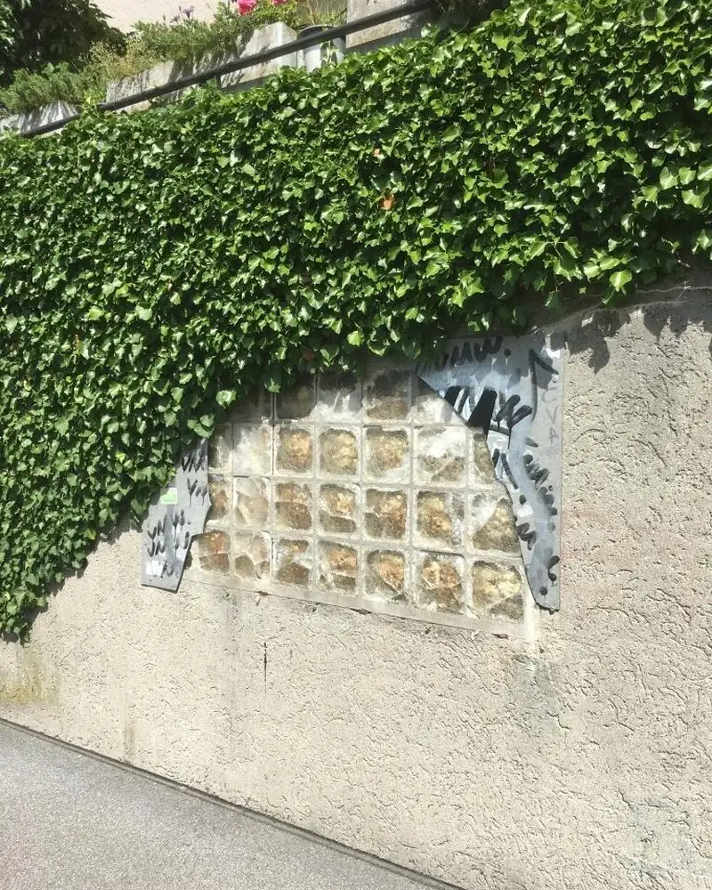 Vorher: Aussenwand mit beschädigten Glasbausteinen