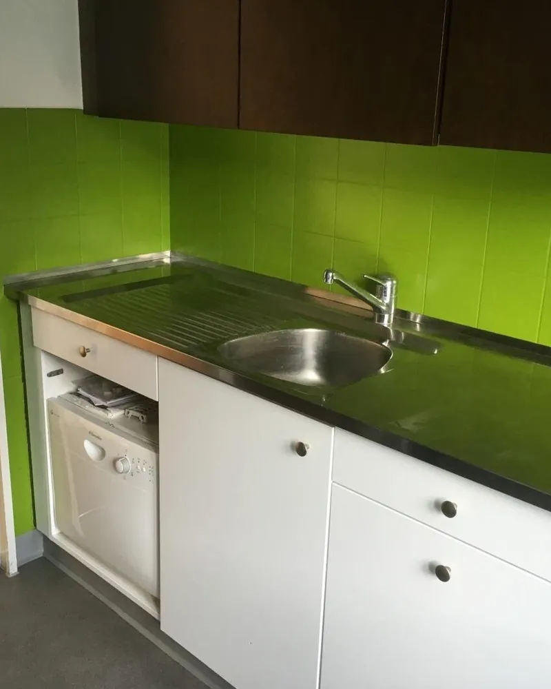 Vorher: Küche mit grüner Rückwand