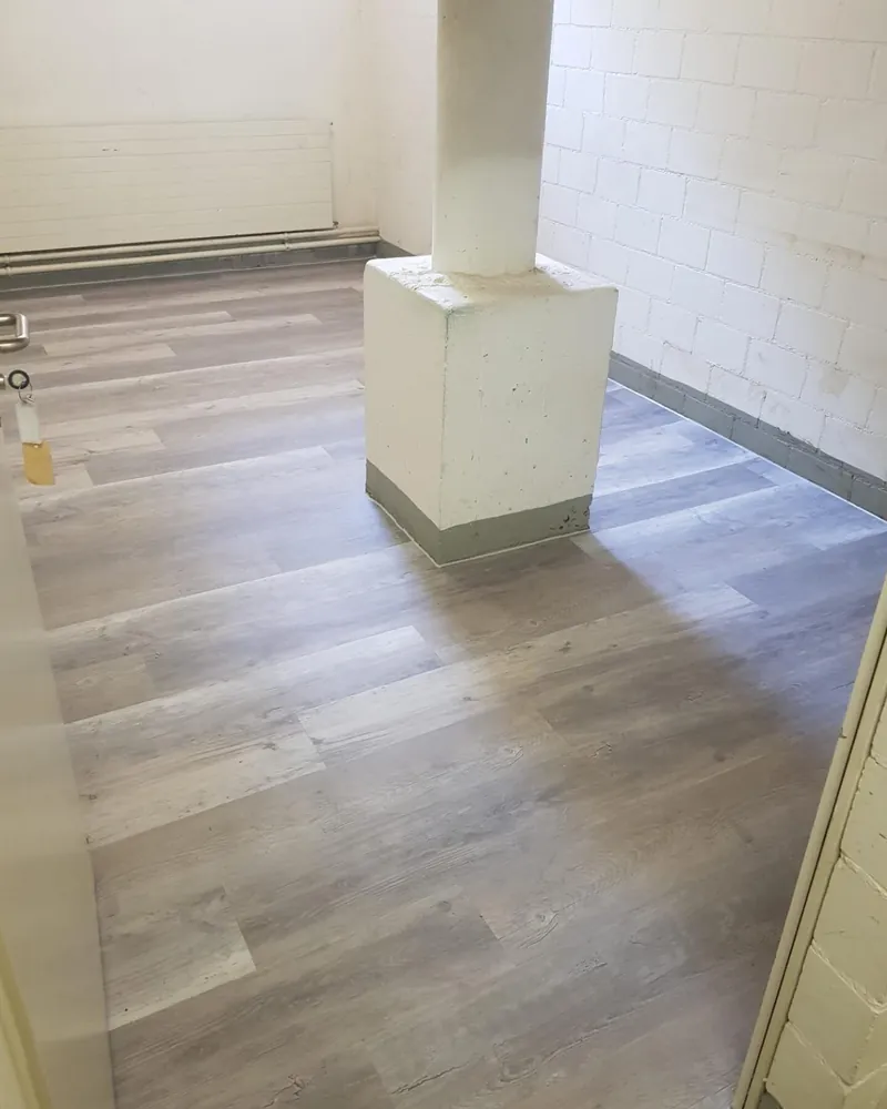 Nachher: Raum mit neuem Laminat in Holzoptik