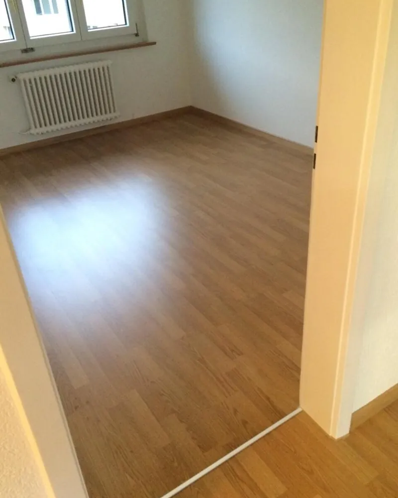 Nachher: Wohnraum mit erneuertem Parkettboden