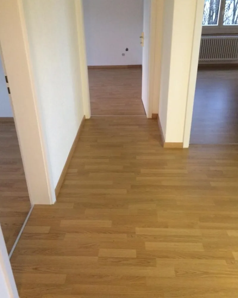 Vorher: Wohnraum mit altem Parkettboden